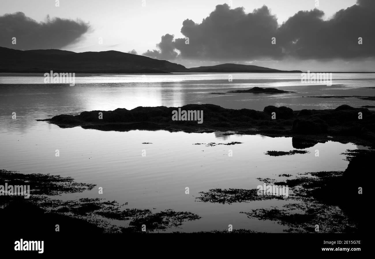 Isola di Lewis e Harris, Scozia: Riflessi del cielo sera sulla baia di Luskentire spiaggia a South Harris Island Foto Stock