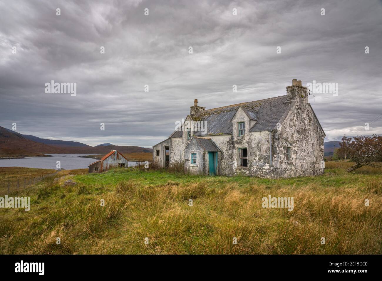Isola di Lewis, Ebridi esterne Scozia: Abbandonata casa isolata con porta turchese Foto Stock