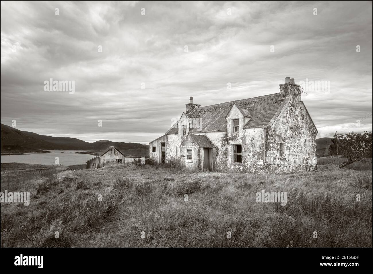Isola di Lewis, Ebridi esterne Scozia: Abbandonata casa isolata con porta turchese Foto Stock