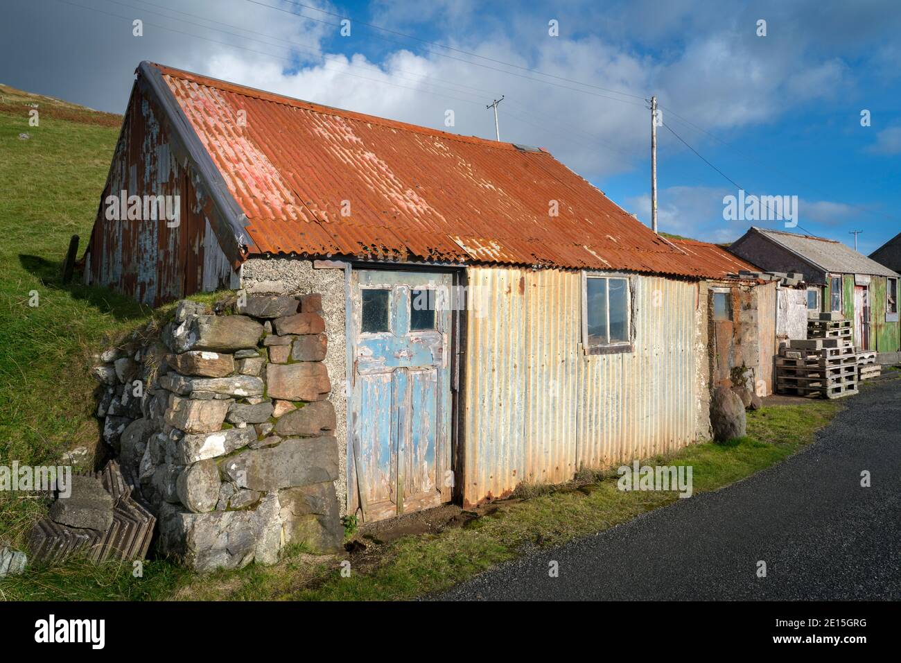 South Harris, Isle of Lewis e Harris, Scozia: Colorato vecchio capanno con una porta blu Foto Stock