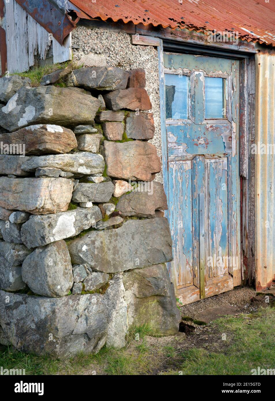 South Harris, Isle of Lewis e Harris, Scozia: Colorato vecchio capanno con una porta blu Foto Stock