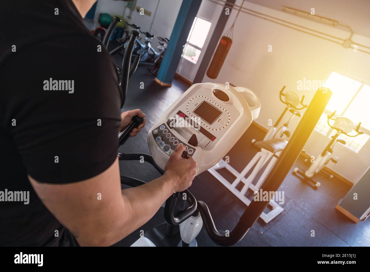 Uomo irriconoscibile mani su corrimano ellittico dell'addestratore nel randello di sport. Cardio allenamento sfondo, in esecuzione su tapis roulant. Stile di vita sano, ragazzo traini Foto Stock
