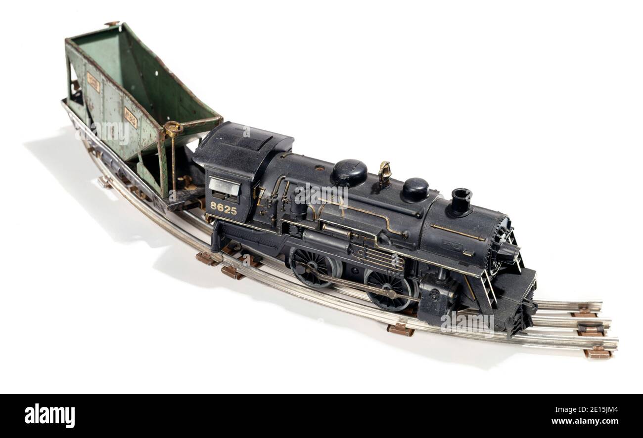 Modello del motore del treno fotografato su sfondo bianco Foto Stock