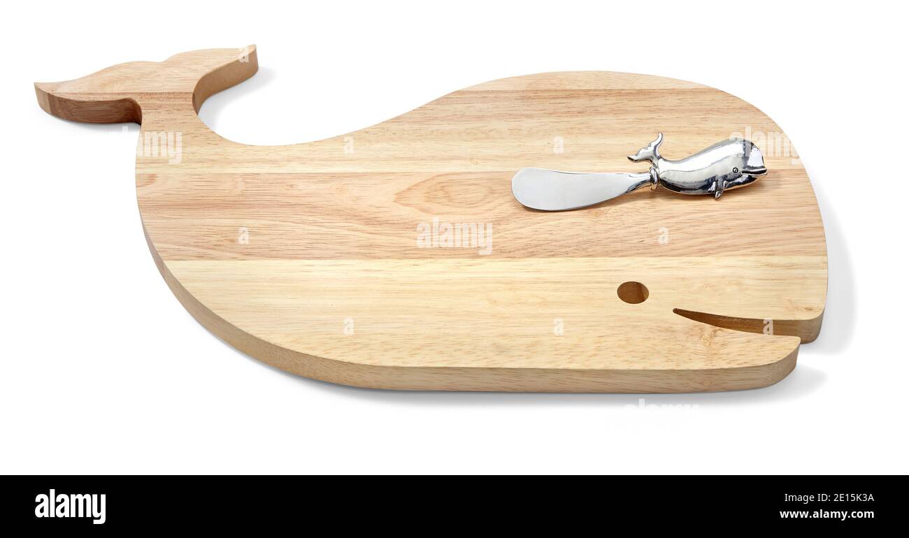 Tavola di salumi in legno a forma di balena con coltello da formaggio abbinato dell'ESTATE 2014 C.Wonder Look Libro fotografato su uno sfondo bianco. Foto Stock