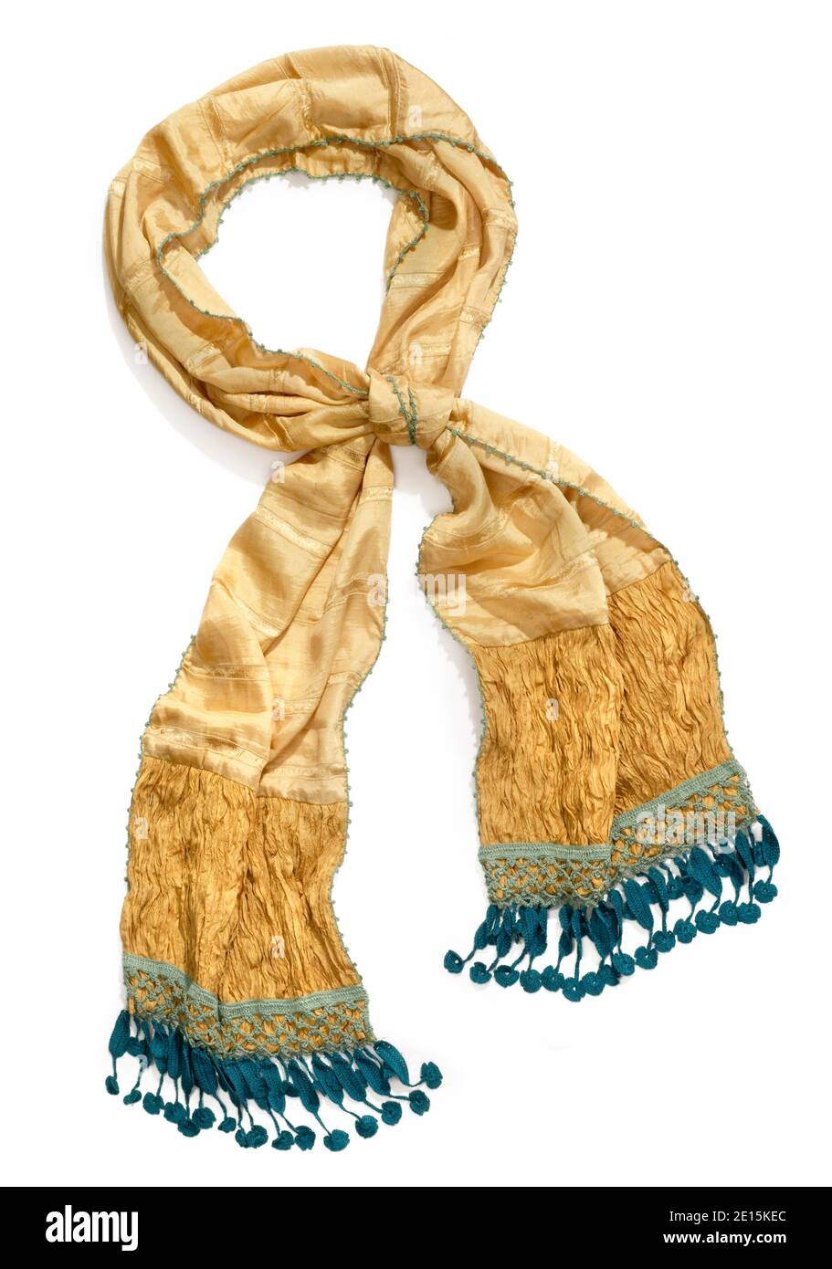 Sciarpa in oro e blu con nappine fotografate su un bianco sfondo Foto Stock