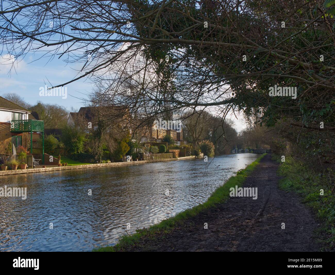 Grand Union Canal, Harefield, Inghilterra. Passeggiata sul canale, alzaia e chiuse. Ponti, pesca, escursionisti, camminatori. Visitatori. Destinazione. Passeggiata invernale Foto Stock