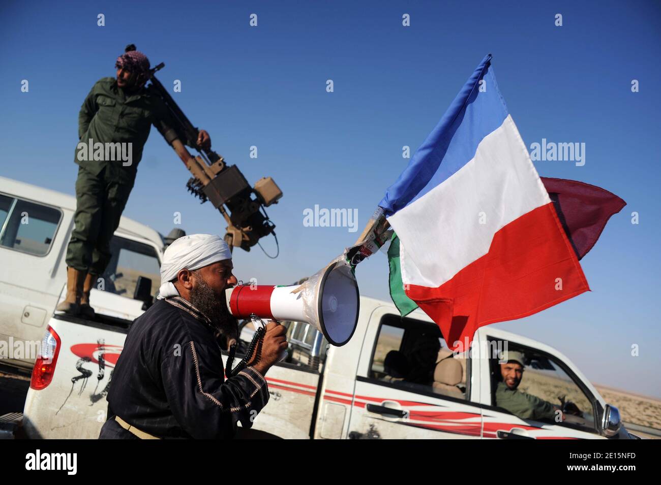 Un religioso musulmano harangues i combattenti ribelli libici in prima linea vicino alla città petrolifera di Brega, Libia, il 4 aprile 2011. Brega è uno dei principali campi di battaglia lungo la striscia costiera. RAS Lanuf è ora tornato nelle mani delle forze di Gheddafi. Alcuni ribelli sono rientrati fino ad Ajdabiyah. Foto di Julien Fouchet/ABACAPRESS.COM Foto Stock