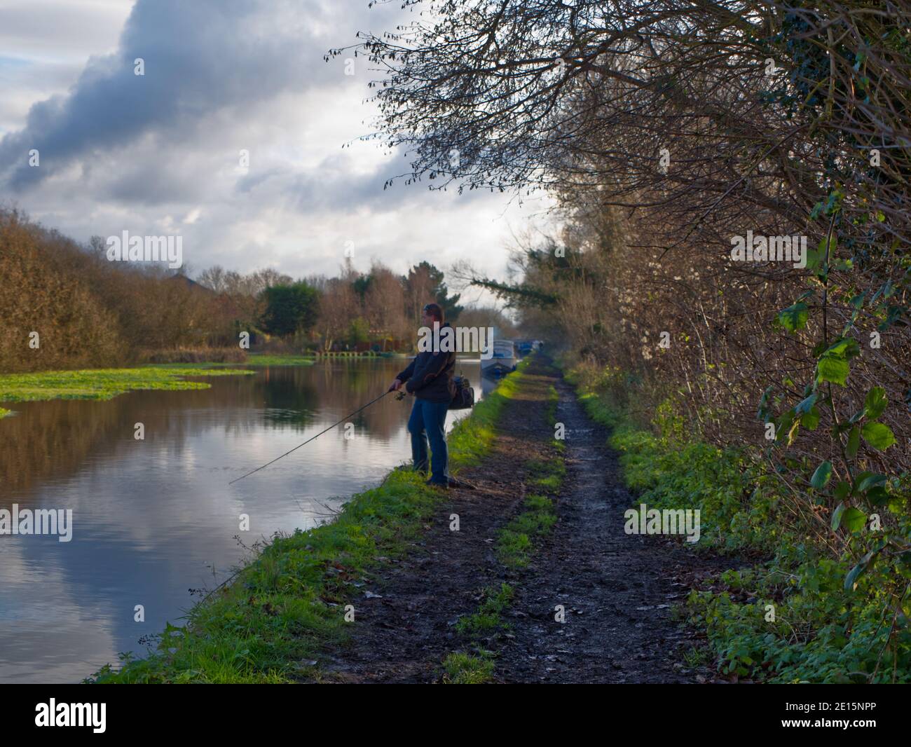 Grand Union Canal, Harefield, Inghilterra. Passeggiata sul canale, alzaia e chiuse. Ponti, pesca nel canale. Passeggiata invernale Foto Stock