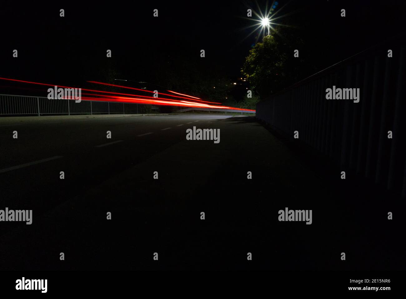 Svolta a destra di notte Foto Stock