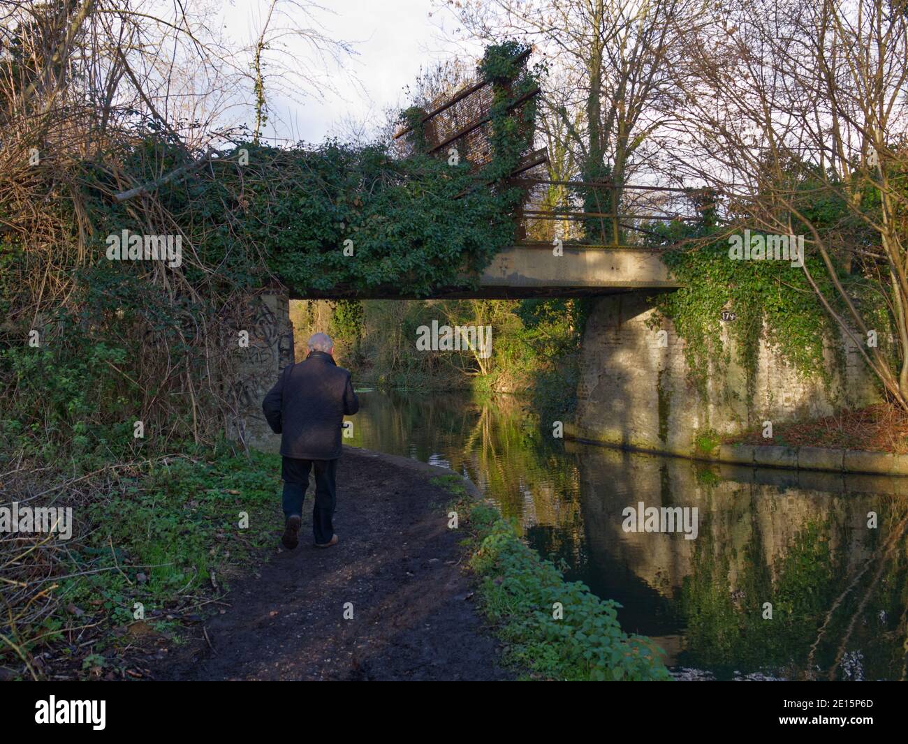 Grand Union Canal, Harefield, Inghilterra. Passeggiata sul canale, alzaia e chiuse. Ponti, pesca, escursionisti, camminatori. Destinazione. Covid-19 escursionisti con serratura Foto Stock