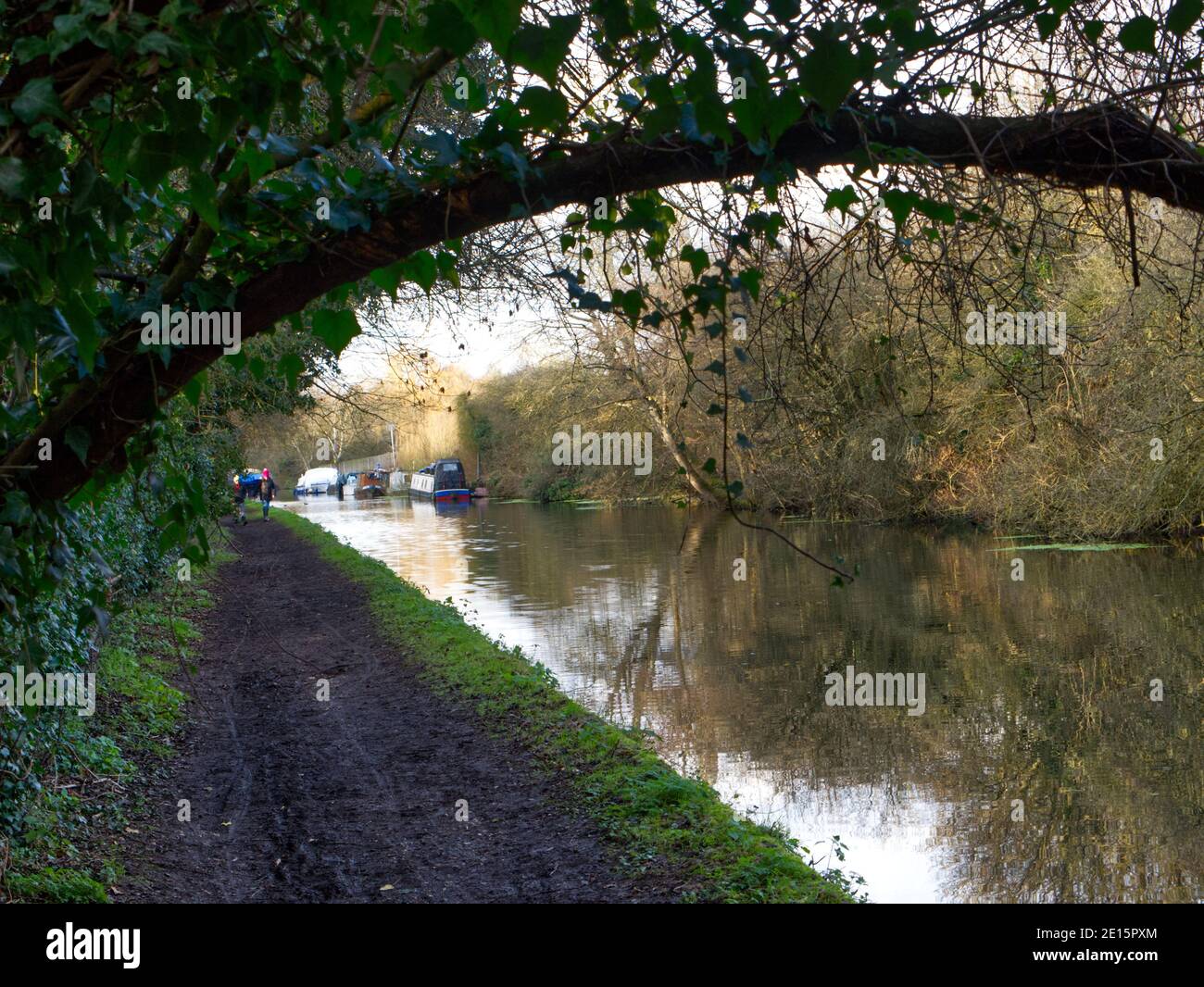 Grand Union Canal, Harefield, Inghilterra. Passeggiata sul canale, alzaia e chiuse. Ponti, pesca, escursionisti, camminatori. Visitatori. Destinazione. Passeggiata invernale Foto Stock