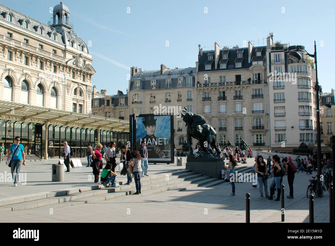 Atmosfera fuori dal Musee d'Orsay durante la mostra 'manet, l'uomo che ha inventato l'arte moderna', del pittore francese Edouard Manet (1832-1883) a Parigi, Francia il 4 aprile 2011. La mostra si svolge dal 5 Avril al 3 luglio 2011. Foto di Alain Apaydin/ABACAPRESS.COM Foto Stock