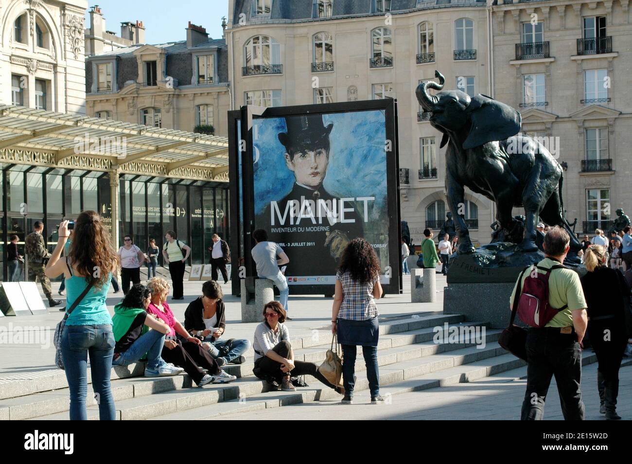 Atmosfera fuori dal Musee d'Orsay durante la mostra 'manet, l'uomo che ha inventato l'arte moderna', del pittore francese Edouard Manet (1832-1883) a Parigi, Francia il 4 aprile 2011. La mostra si svolge dal 5 Avril al 3 luglio 2011. Foto di Alain Apaydin/ABACAPRESS.COM Foto Stock