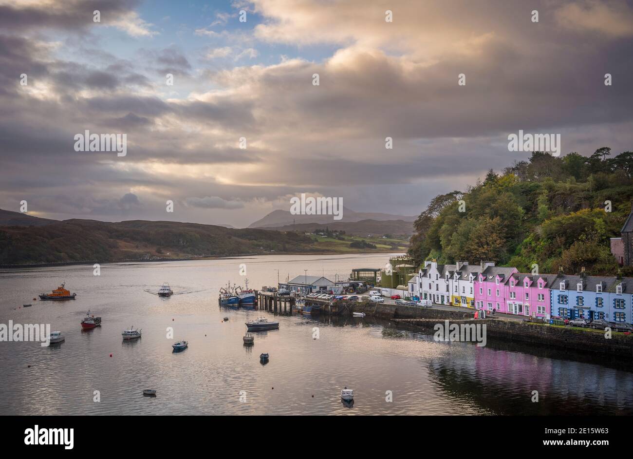 Portree, Isola di Skye, Scozia: Fronte d'acqua Portree e porto al tramonto Foto Stock