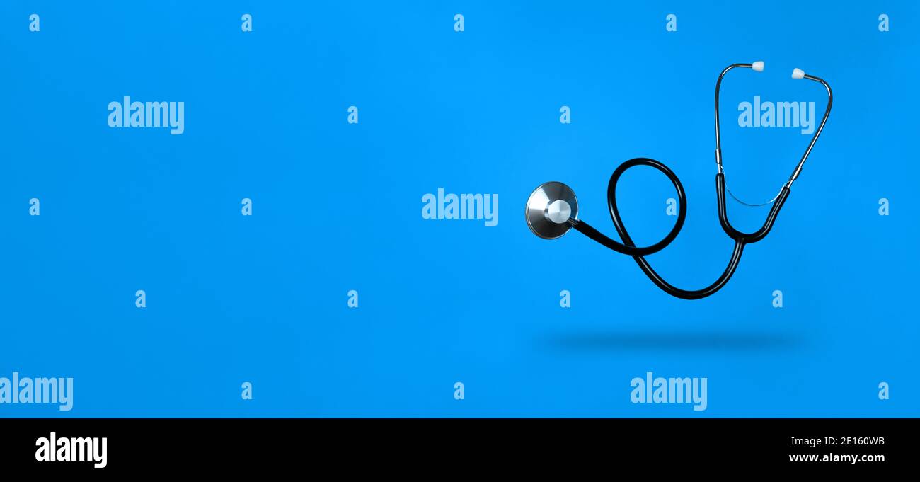 Stetoscopio livitante su sfondo blu e ombra sotto di esso con spazio di copia. Foto di scorta. Foto Stock