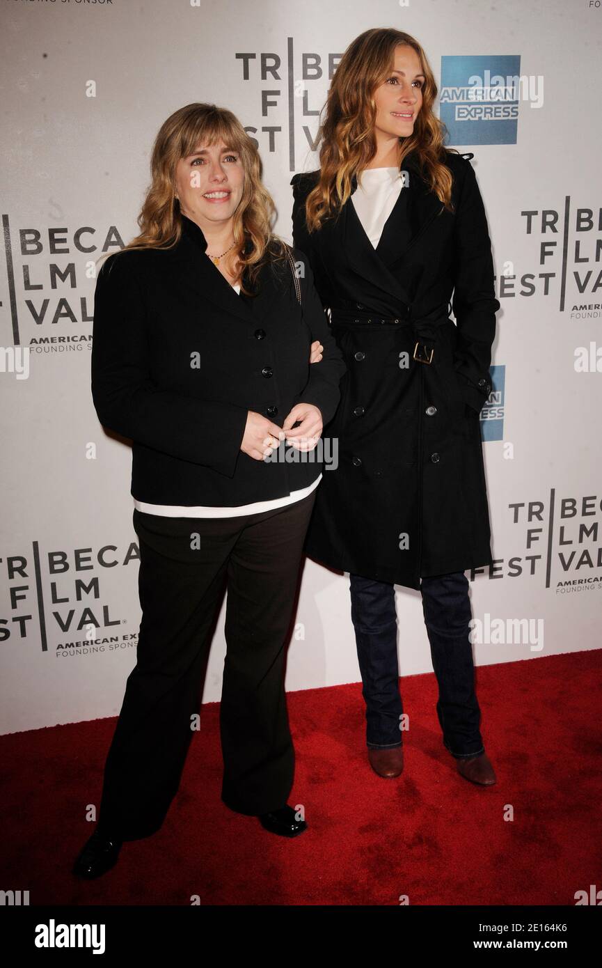 Julia Roberts e sua sorella Lisa Gillan arrivano alla prima mondiale di 'Jesus Henry Christ' durante il Tribeca Film Festival 2011 a New York City, New York, USA, il 23 aprile 2011. Foto di Mehdi Taamallah/ABACAPRESS.COM Foto Stock