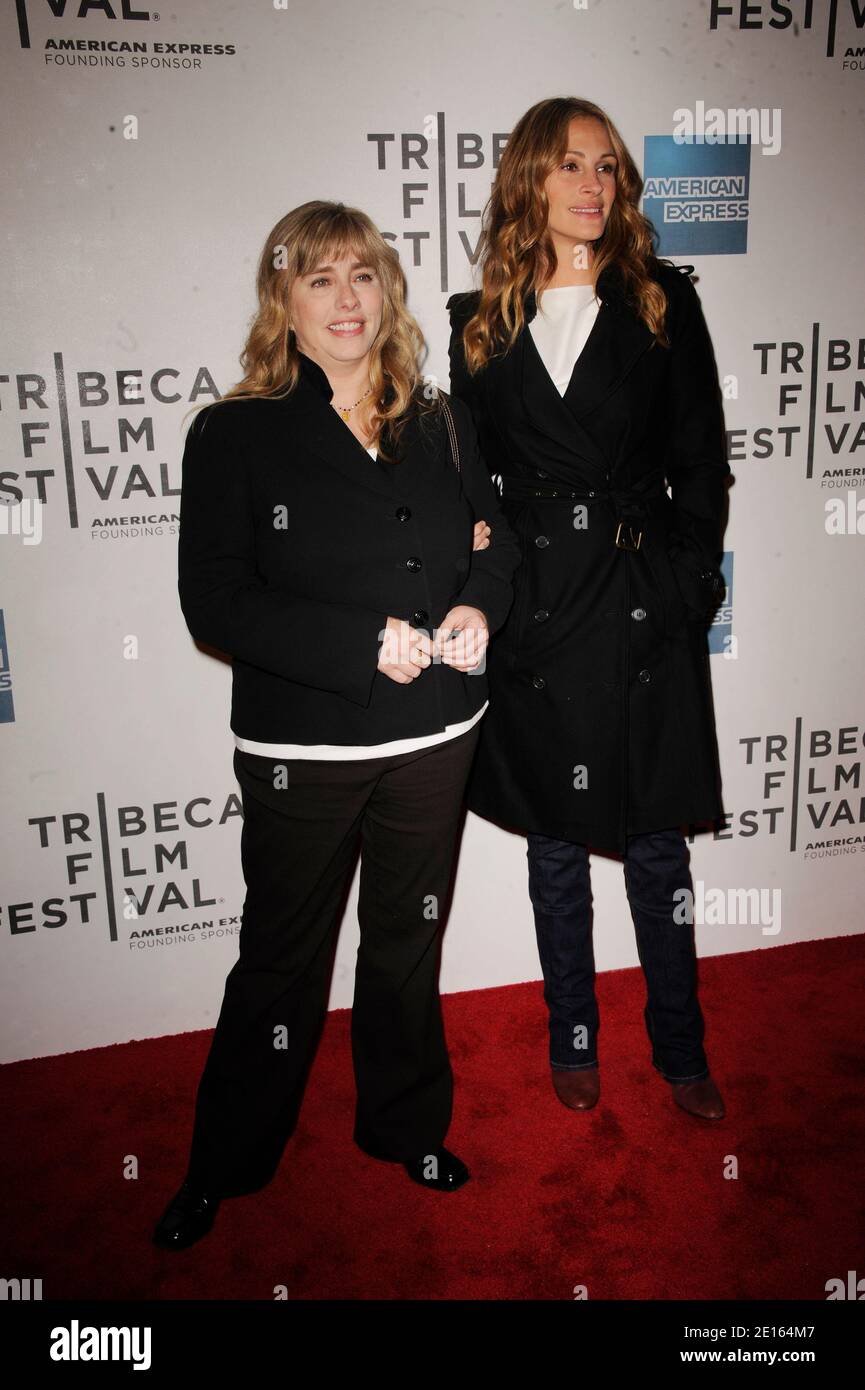 Julia Roberts e sua sorella Lisa Gillan arrivano alla prima mondiale di 'Jesus Henry Christ' durante il Tribeca Film Festival 2011 a New York City, New York, USA, il 23 aprile 2011. Foto di Mehdi Taamallah/ABACAPRESS.COM Foto Stock