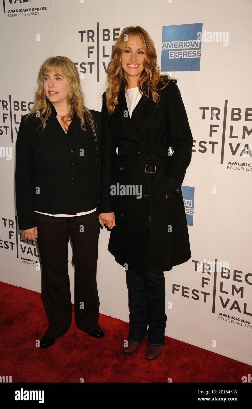 L-R: Lisa Gillan e Julia Roberts partecipano alla prima mondiale di 'Jesus Henry Christ', durante il Tribeca Film Festival, tenuto al Tribeca Performing Arts Center di New York City, NY, USA, il 23 aprile 2011. Foto di Greylock/ABACAPRESS.COM Foto Stock