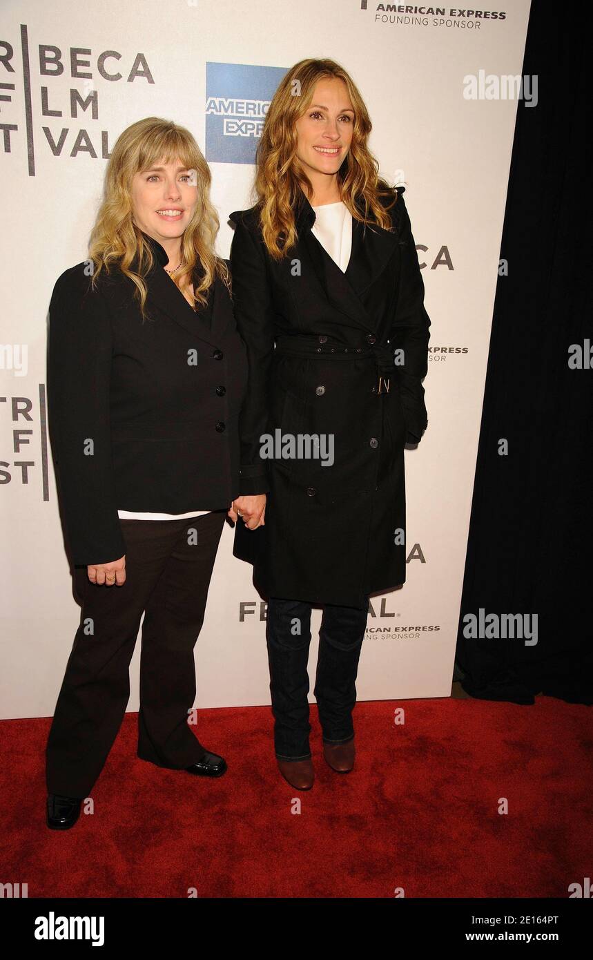 L-R: Lisa Gillan e Julia Roberts partecipano alla prima mondiale di 'Jesus Henry Christ', durante il Tribeca Film Festival, tenuto al Tribeca Performing Arts Center di New York City, NY, USA, il 23 aprile 2011. Foto di Greylock/ABACAPRESS.COM Foto Stock