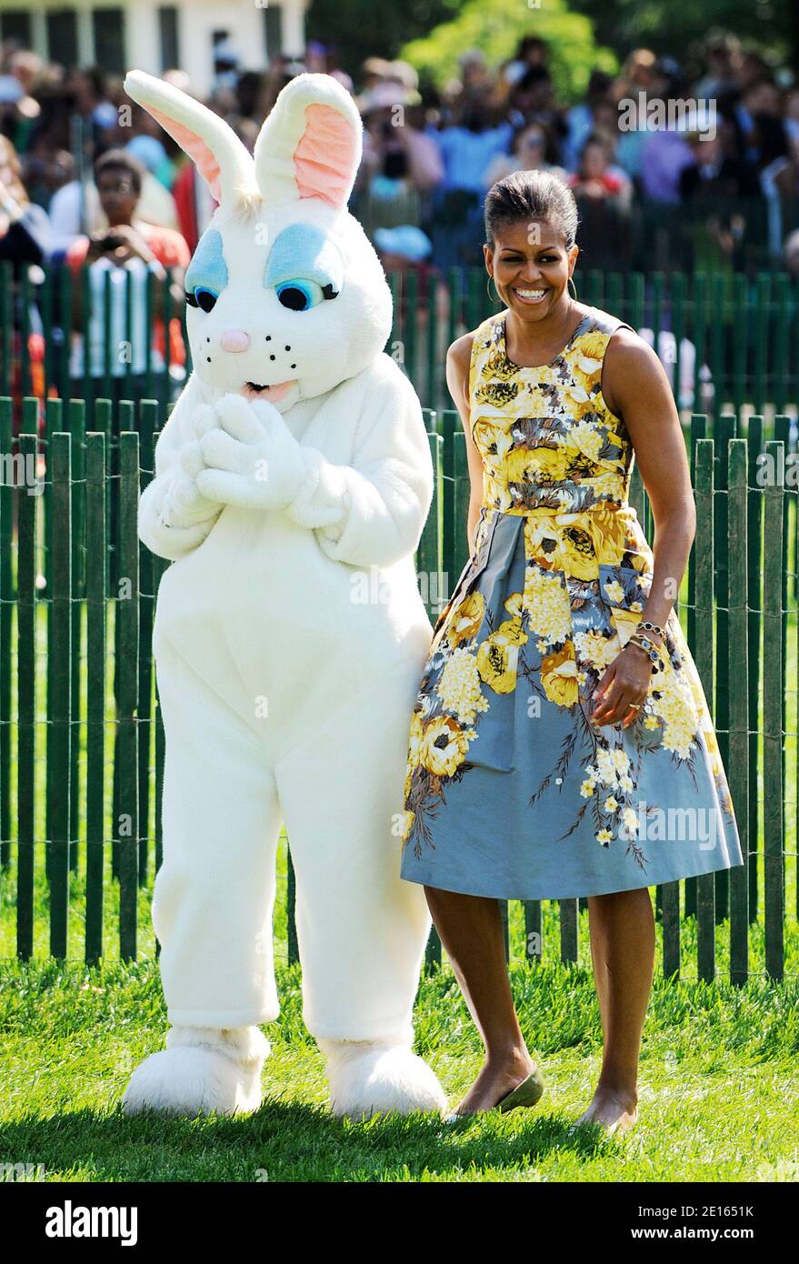 La prima signora Michelle Obama si trova accanto ad un gigante coniglietto pasquale durante l'annuale Easter Egg Roll sul prato meridionale della Casa Bianca a Washington, DC, USA il 25 aprile 2011. Il primo rotolo di uova di Pasqua della Casa Bianca ha avuto luogo in 1878, quando il presidente Rutherford Hayes ha invitato i bambini locali a rotolare le uova sul prato del sud. Foto di Olivier Douliery/ABACAPRESS.COM Foto Stock