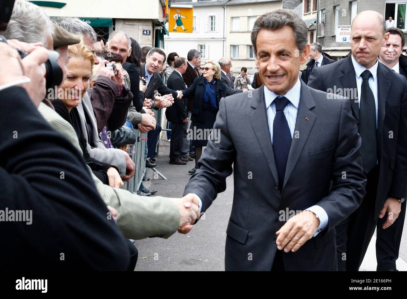 Il presidente francese Nicolas Sarkozy affiancato dall'ex prima signora Bernadette Chirac è puicturato a Egletons, Correze, Francia centrale il 28 aprile 2011. Foto di Ludovic/piscina/ABACAPRESS.COM Foto Stock