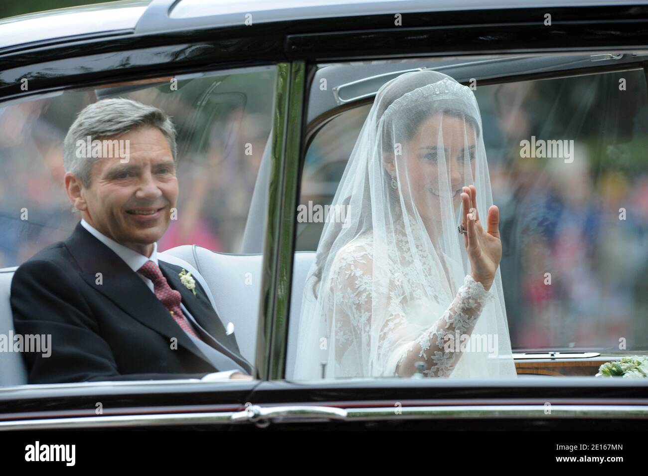 Kate Middleton viaggia con suo padre Michael Middleton in un Rolls-Royce Phantom VI a Westminster Abbey per il matrimonio del principe William con Kate Middleton, Londra, Regno Unito il 29 aprile 2011. Foto di Thierry Orban/ABACAPRESS.COM Foto Stock