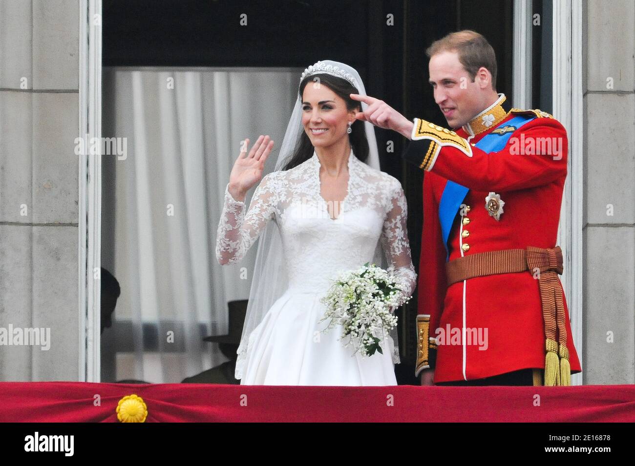 Il principe William e sua moglie Kate Middleton, che ha ricevuto il titolo di Duchessa di Cambridge, baciano sul balcone di Buckingham Palace, dopo il loro matrimonio all'Abbazia di Westminster, Londra, Regno Unito il 29 aprile 2011. Foto di Christophe Guibbaud/ABACAPRESS.COM Foto Stock