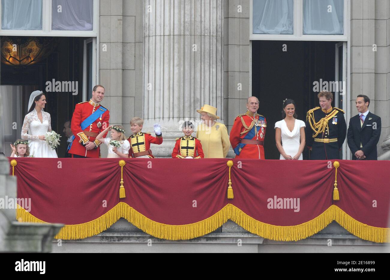 Il principe William e la sua sposa principessa Caterina appaiono sul balcone di Buckingham Palace insieme alla regina Elisabetta, il principe Filippo, il principe Harry, Pippa Middleton e James Middleton dopo la cerimonia di nozze a Londra, Regno Unito il 29 aprile 2011. Foto di Mousse/ABACAPRESS.COM Foto Stock