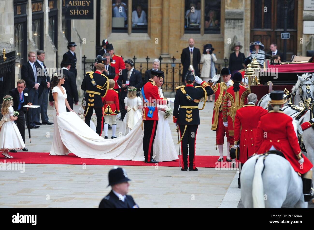 Il principe William e la sua sposa Catherine Middleton, che hanno ricevuto i titoli di Duca e Ducca di Cambridge, lasciano l'abbazia di Westminster dopo il loro matrimonio, a Londra, Regno Unito, il 29 aprile 2011. Foto di Frederic Nebinger/ABACAPRESS.COM Foto Stock