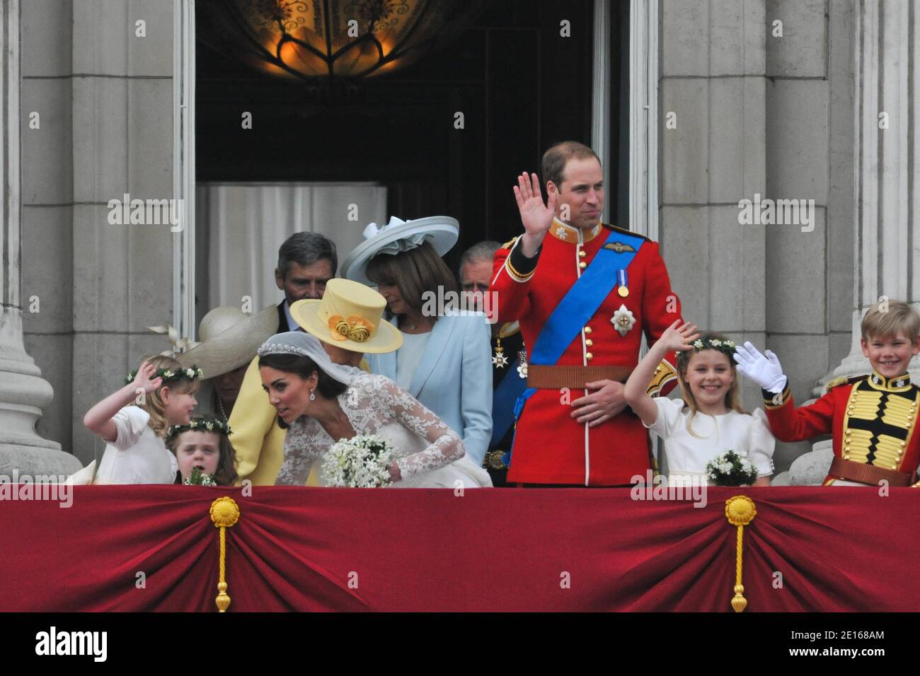 Il principe Guglielmo e la sua sposa principessa Caterina appaiono sul balcone di Buckingham Palace insieme alla regina Elisabetta, il principe Filippo, Carlo Principe di Galles, Camilla Duchessa di Cornovaglia, il principe Harry, Pippa Middleton e James Middleton dopo la loro cerimonia nuziale a Londra, Regno Unito il 29 aprile 2011. Foto di Christophe Guibbaud/ABACAPRESS.COM Foto Stock