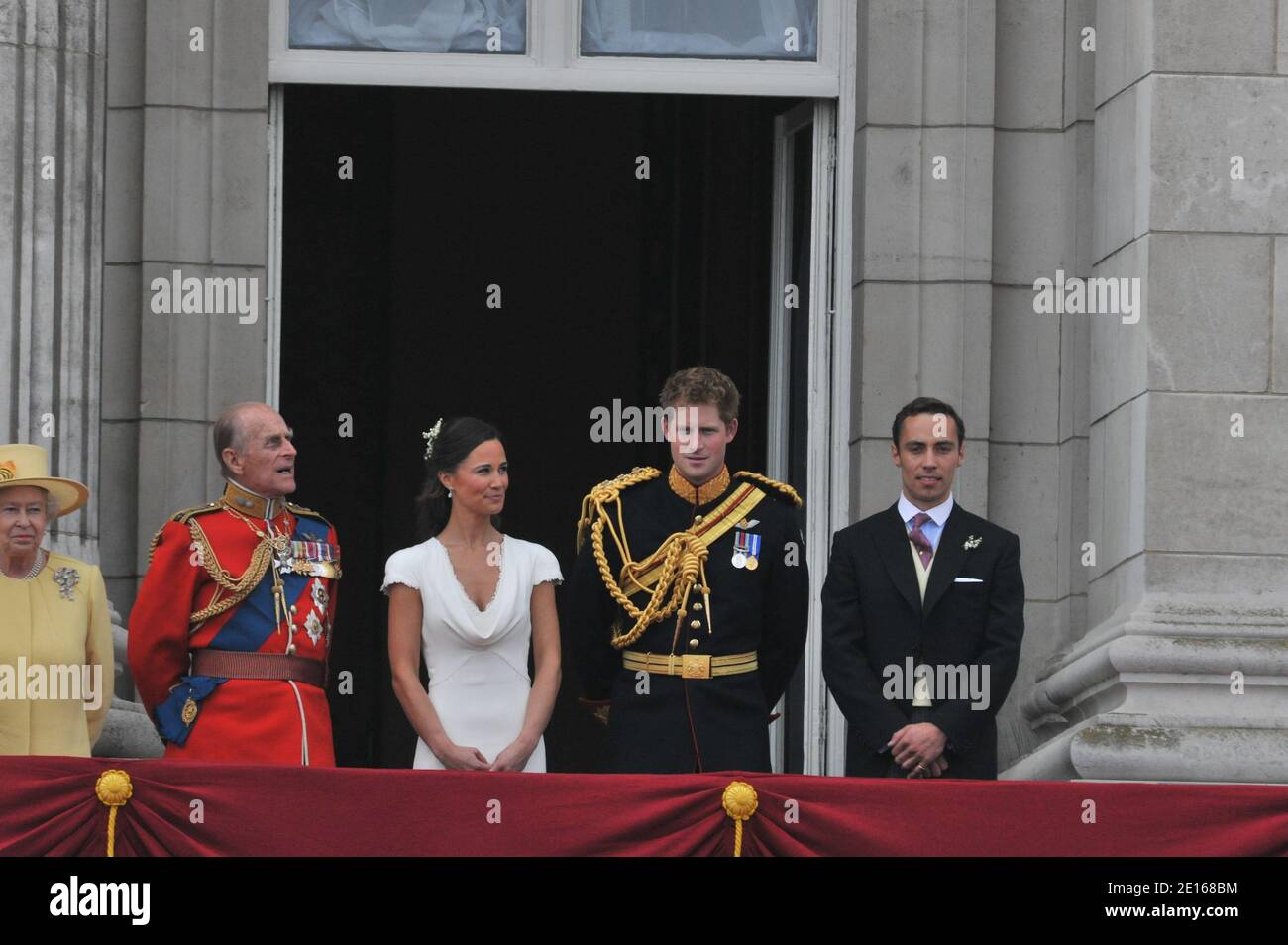 Il principe Guglielmo e la sua sposa principessa Caterina appaiono sul balcone di Buckingham Palace insieme alla regina Elisabetta, il principe Filippo, Carlo Principe di Galles, Camilla Duchessa di Cornovaglia, il principe Harry, Pippa Middleton e James Middleton dopo la loro cerimonia nuziale a Londra, Regno Unito il 29 aprile 2011. Foto di Christophe Guibbaud/ABACAPRESS.COM Foto Stock