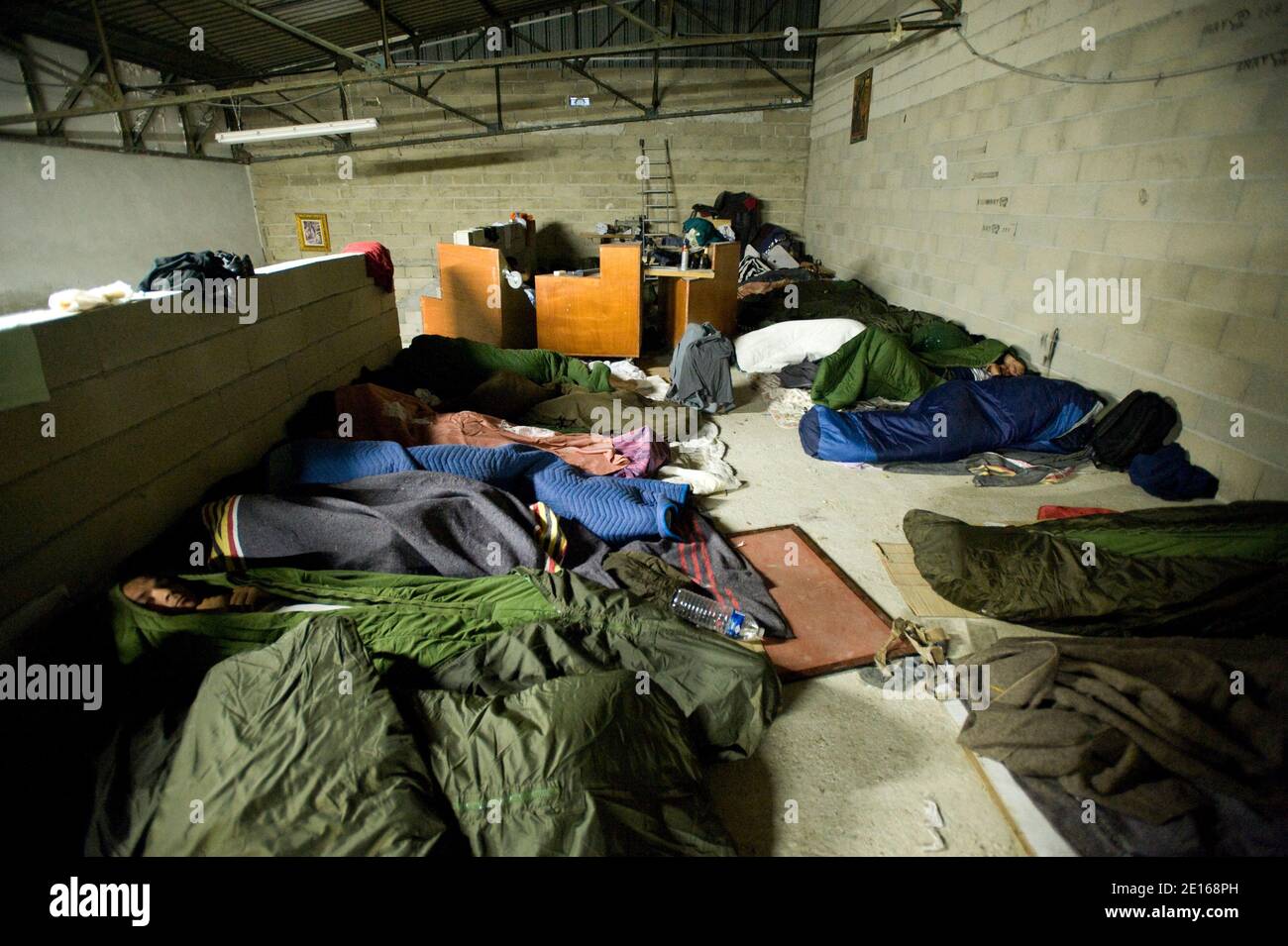 Centinaia di rifugiati tunisini rimangono bloccati in un parco, Porte de la Villette a Parigi, Francia, 29 aprile 2011. I 200 - 300 tunisini che si sono riuniti nel parco negli ultimi mesi sono fuggiti dal loro paese d'origine dopo che l'ex presidente ben Ali ha lasciato il potere il 14 gennaio, ed è arrivato in Francia attraverso l'isola italiana di Lampedusa, al largo della costa nord africana. Alcuni hanno trovato alloggi, altri sono squatting. Nelle ultime settimane, le autorità francesi hanno rifiutato di lasciare che i migranti tunisini attraversino il confine dall’Italia. La frattura diplomatica tra la Francia e l'Italia si è intensificata quando la Francia si è intensificata Foto Stock