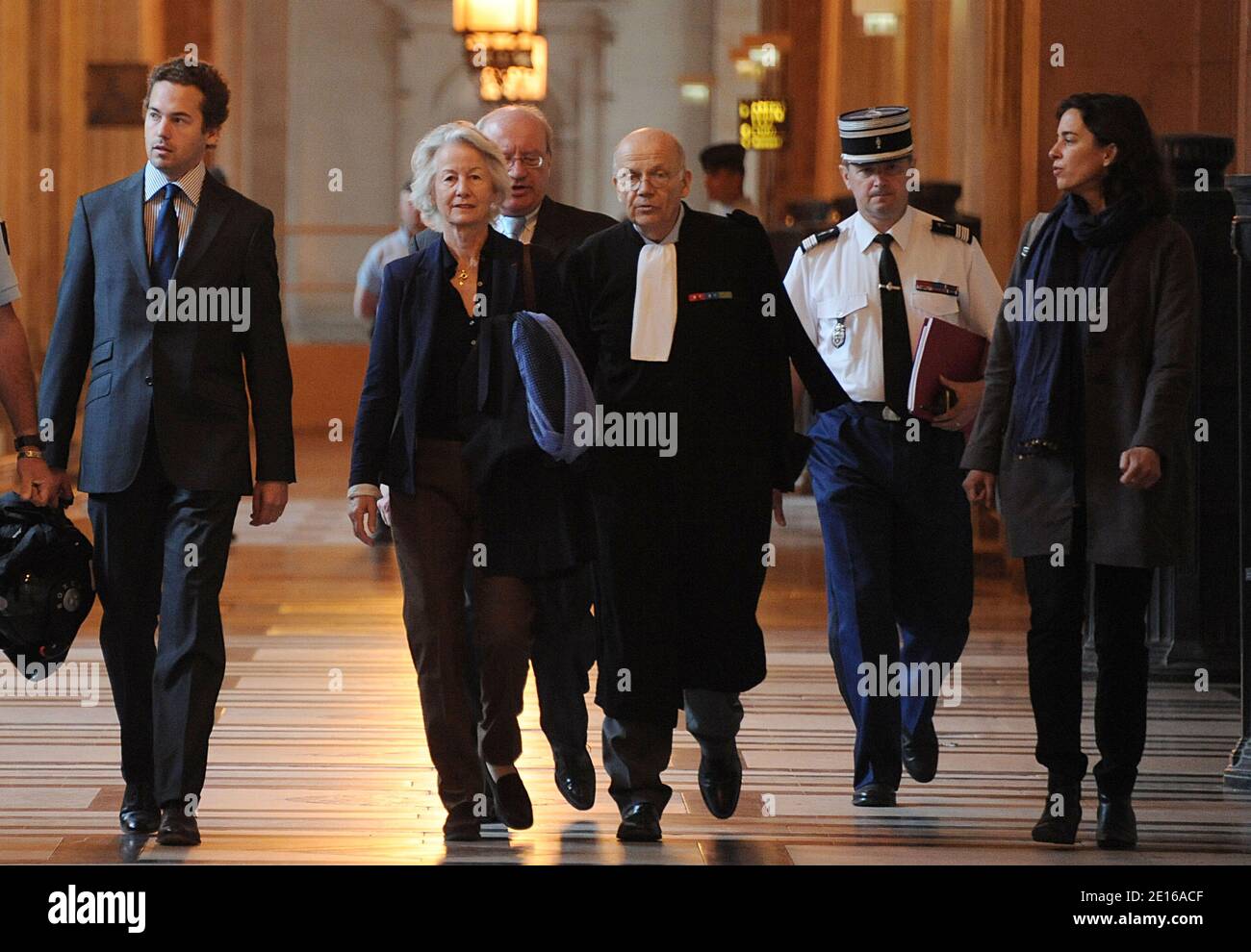 Dominique Erignac, vedova dell'ex prefetto francese Claude Erignac con suo figlio, sua figlia e il suo avvocato Philippe Lemaire, arriva alla corte di Parigi il 2 maggio 2011 per l'apertura del processo d'appello di Yvan colonna per l'assassinio nel 1998 di Claude Erignac, Il funzionario statale più alto della Francia sull'isola mediterranea della Corsica. Foto di Giancarlo Gorassini/ABACAPRESS.COM Foto Stock