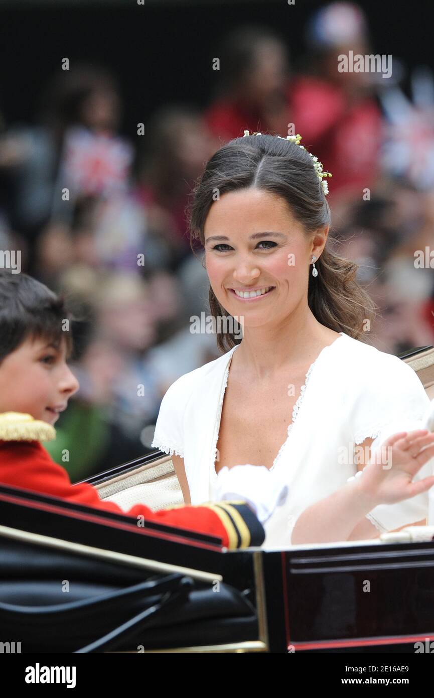 Pippa Middleton si unisce alla processione a Buckingham Palace dopo la cerimonia nuziale tra il principe William e la sua nuova sposa Kate, Londra, Regno Unito, il 29 aprile 2011. Foto di Thierry Orban/ABACAPRESS.COM Foto Stock