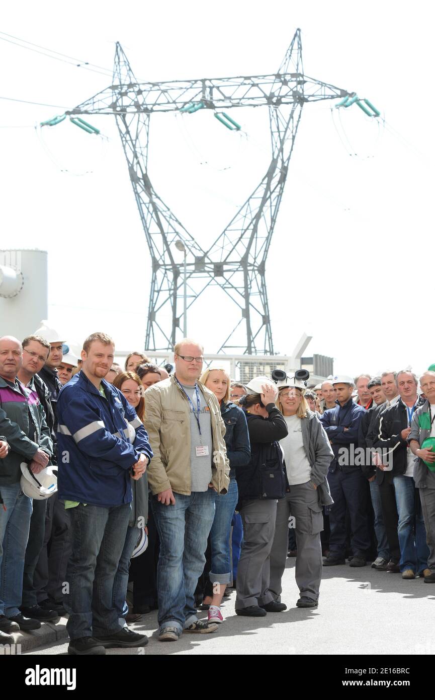 I dipendenti della centrale nucleare di Gravelines sono raffigurati durante la visita del presidente francese, Francia, il 3 maggio 2011. Foto di Thierry Orban/ABACAPRESS.COM Foto Stock