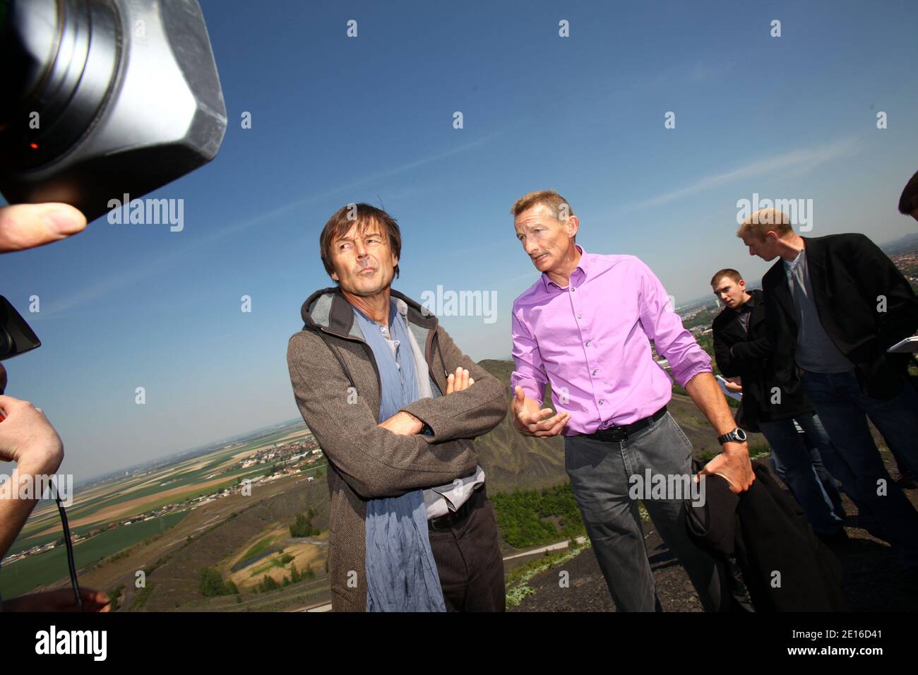 Il presentatore della televisione francese, attivista verde e candidato dichiarato per le elezioni presidenziali Nicolas Hulot affiancato dal sindaco di Loos-en-Gohelle Jean-­Francois Caron è raffigurato durante una visita ai cumuli di scorie del 11/19 a Loos-en-Gohelle, vicino a Lens, Francia settentrionale, il 4 maggio 2011. I cumuli di scorie di Loos-en-Gohelle, nell'ex area mineraria di Pas-de-Calais, sono i più alti d'Europa. Foto di Sylvain Lefevre/ABACAPRESS.COM Foto Stock