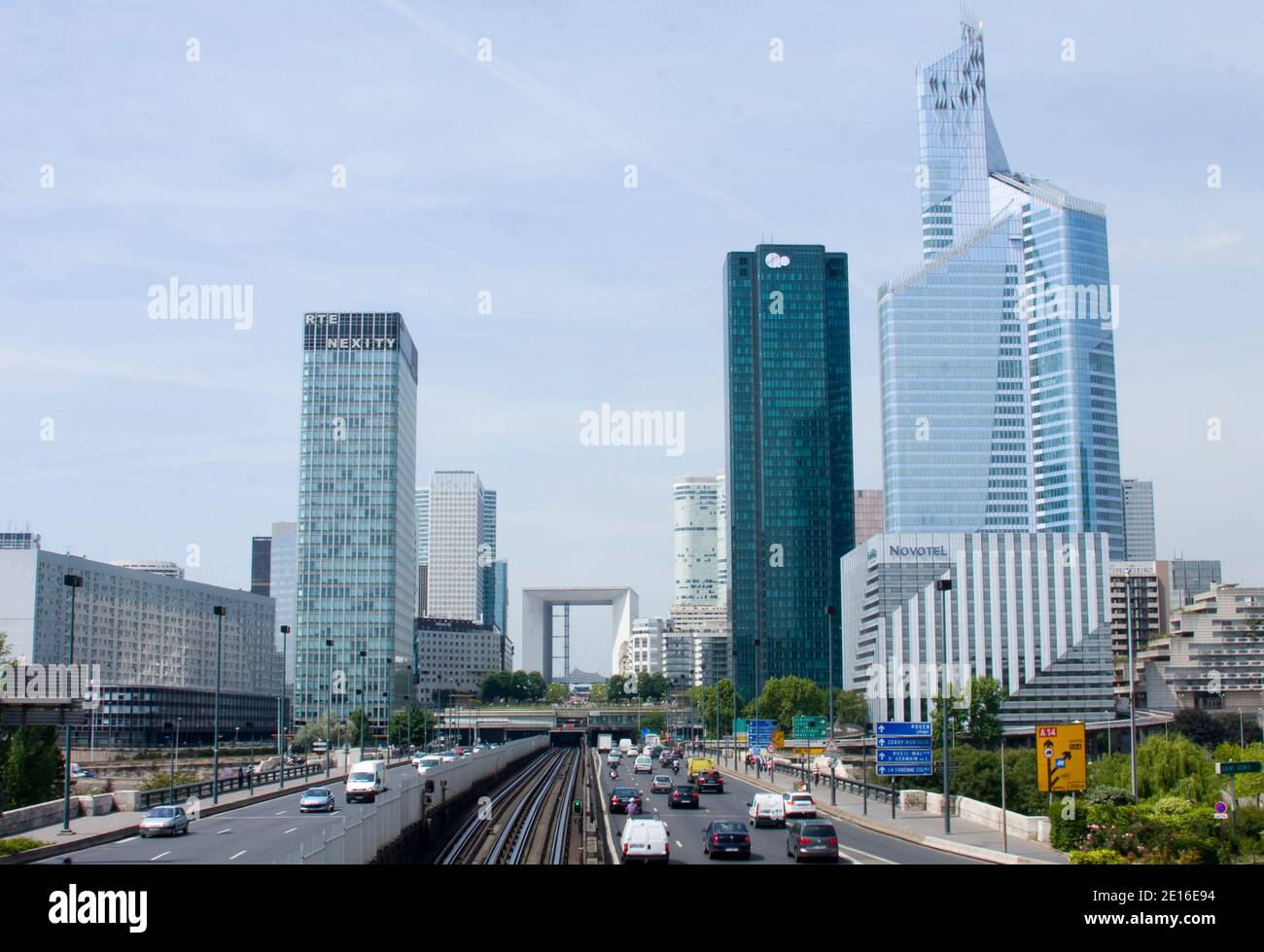 Vista della 'prima Torre' nel quartiere degli affari di Parigi, la Defense, Francia, il 6 maggio 2011. Con le sue 21,000 tonnellate, la prima è più del doppio del peso della più alta e famosa pietra miliare della capitale francese, la Torre Eiffel, che tuttavia la batte per un'altezza di 324 metri (1,063 piedi). Foto di David Fritz/ABACAPRESS.COM Foto Stock