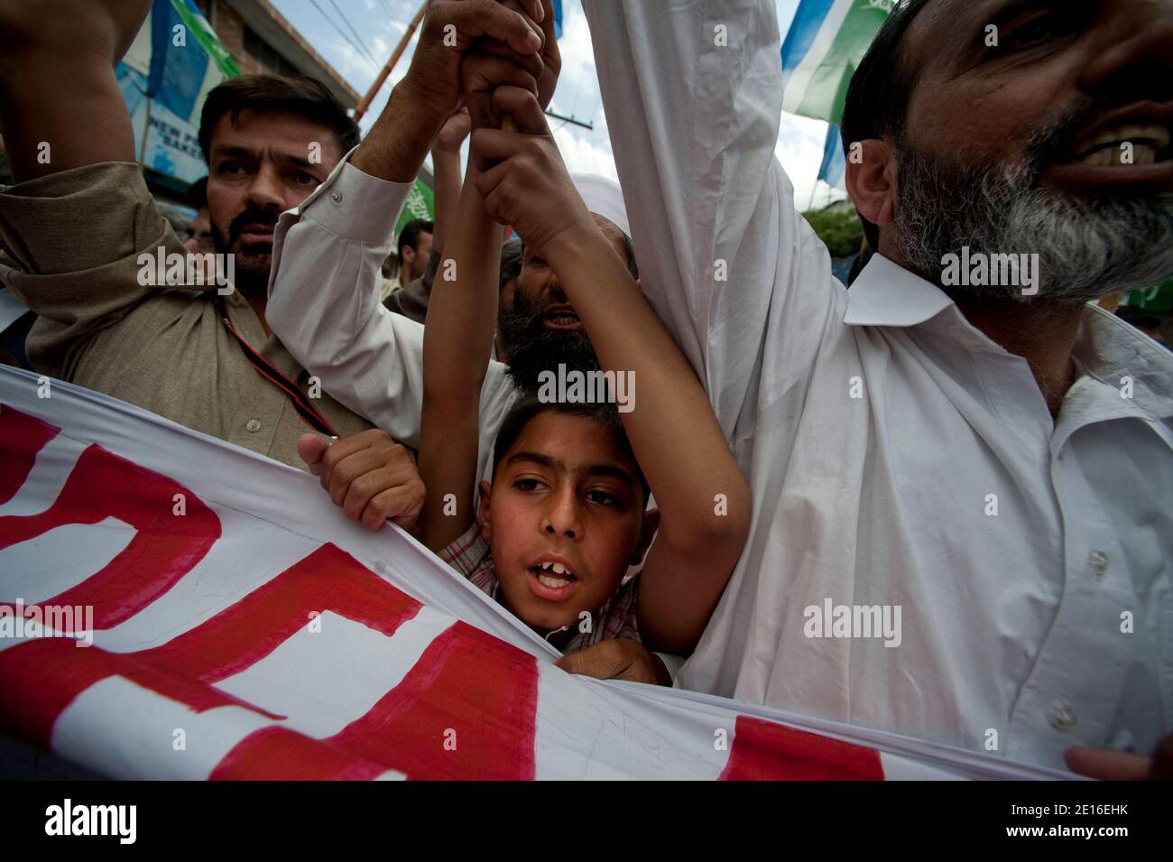 La gente gridò slogan e brucia pneumatici durante una protesta organizzata dal partito religioso Giamaat-e-Islami, il 6 maggio 2011, ad Abbottabad, Pakistan. Forze d'élite AMERICANE Navy Seals operò un raid, il 2 maggio, su un composto situato in questa città, durante il quale uccisero il leader al Qaeda Oussama ben Laden. Foto di Julien Fouchet/ABACAPRESS.COM Foto Stock