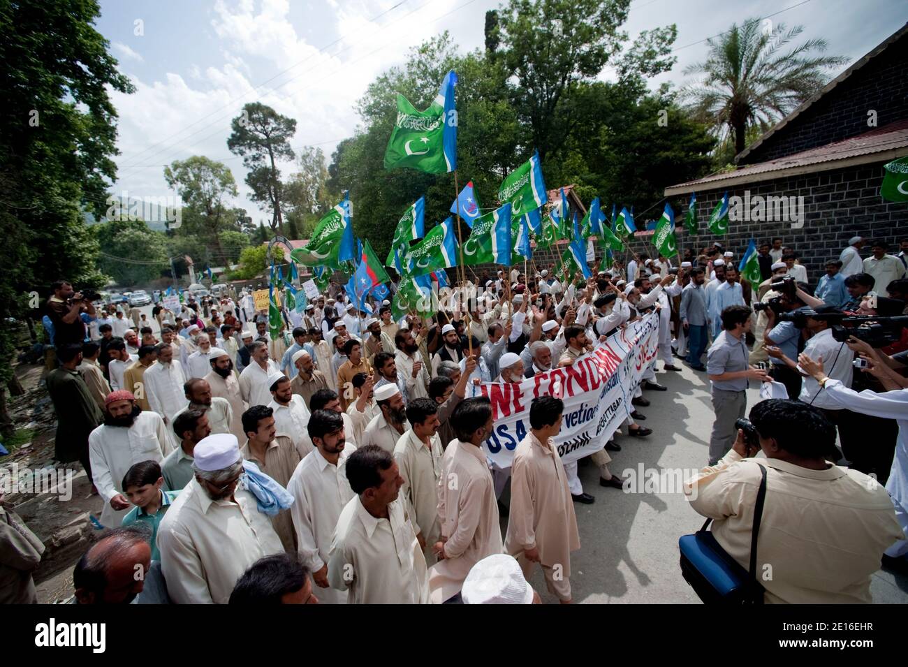 La gente gridò slogan e brucia pneumatici durante una protesta organizzata dal partito religioso Giamaat-e-Islami, il 6 maggio 2011, ad Abbottabad, Pakistan. Forze d'élite AMERICANE Navy Seals operò un raid, il 2 maggio, su un composto situato in questa città, durante il quale uccisero il leader al Qaeda Oussama ben Laden. Foto di Julien Fouchet/ABACAPRESS.COM Foto Stock