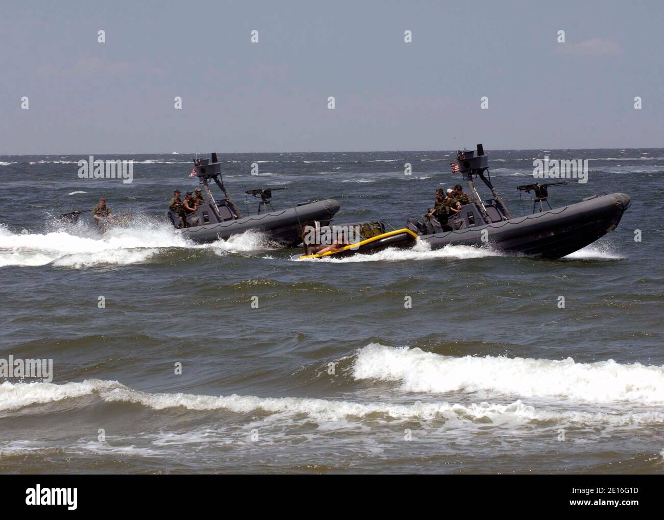 Le foche della Marina vengono estratte dalle acque della Baia di Chesapeake in un'imbragatura trainata da una barca gonfiabile a scafo rigido (RHIB) durante una dimostrazione di capacità alla base navale anfibia Little Creek. La comunità Naval Special Warfare ha mostrato le sue capacità nell'ambito della quarantesima celebrazione della riunione della Costa Est UDT-SEAL. Gli eventi sono previsti durante tutto il fine settimana per onorare la storia, il patrimonio e le famiglie di UDT/SEAL. Foto di USN/ABACAPRESS.COM Foto Stock Le foche della Marina vengono estratte dalle acque della Baia di Chesapeake in un'imbragatura trainata da una barca gonfiabile a scafo rigido (RHIB) durante una dimostrazione di capacità alla base navale anfibia Little Creek. La comunità Naval Special Warfare ha mostrato le sue capacità nell'ambito della quarantesima celebrazione della riunione della Costa Est UDT-SEAL. Gli eventi sono previsti durante tutto il fine settimana per onorare la storia, il patrimonio e le famiglie di UDT/SEAL. Foto di USN/ABACAPRESS.COM Foto Stock
