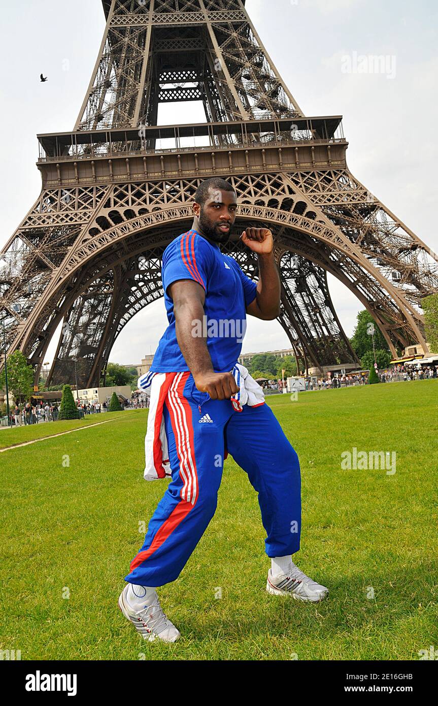 Francia JUDO Teddy Riner presenta il giorno -100 Campionati Mondiali di Judo di Parigi 2011 alla Torre Eiffel di Parigi, Francia, il 10 maggio 2011. Foto di Thierry Plessis/ABACAPRESS.COM Foto Stock