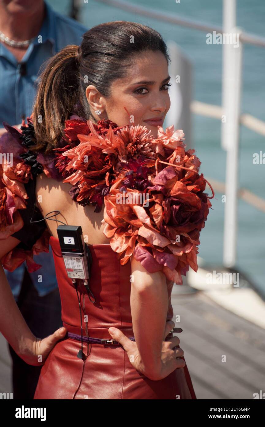 Antonio Banderas e Salma Hayek si posano ad una fotocellula per il film d'animazione "Puss in Boots" (le Chat botte) di Dreamworks, nell'ambito del 64° Festival Internazionale del Cinema di Cannes, presso l'Hotel Carlton di Cannes, Francia meridionale, il 11 maggio 2011. Banderas è la voce di Puss in Boot, Salma Hayek la voce di Kitty Softpaws. Foto di Nicolas Genin/ABACAPRESS.COM Foto Stock