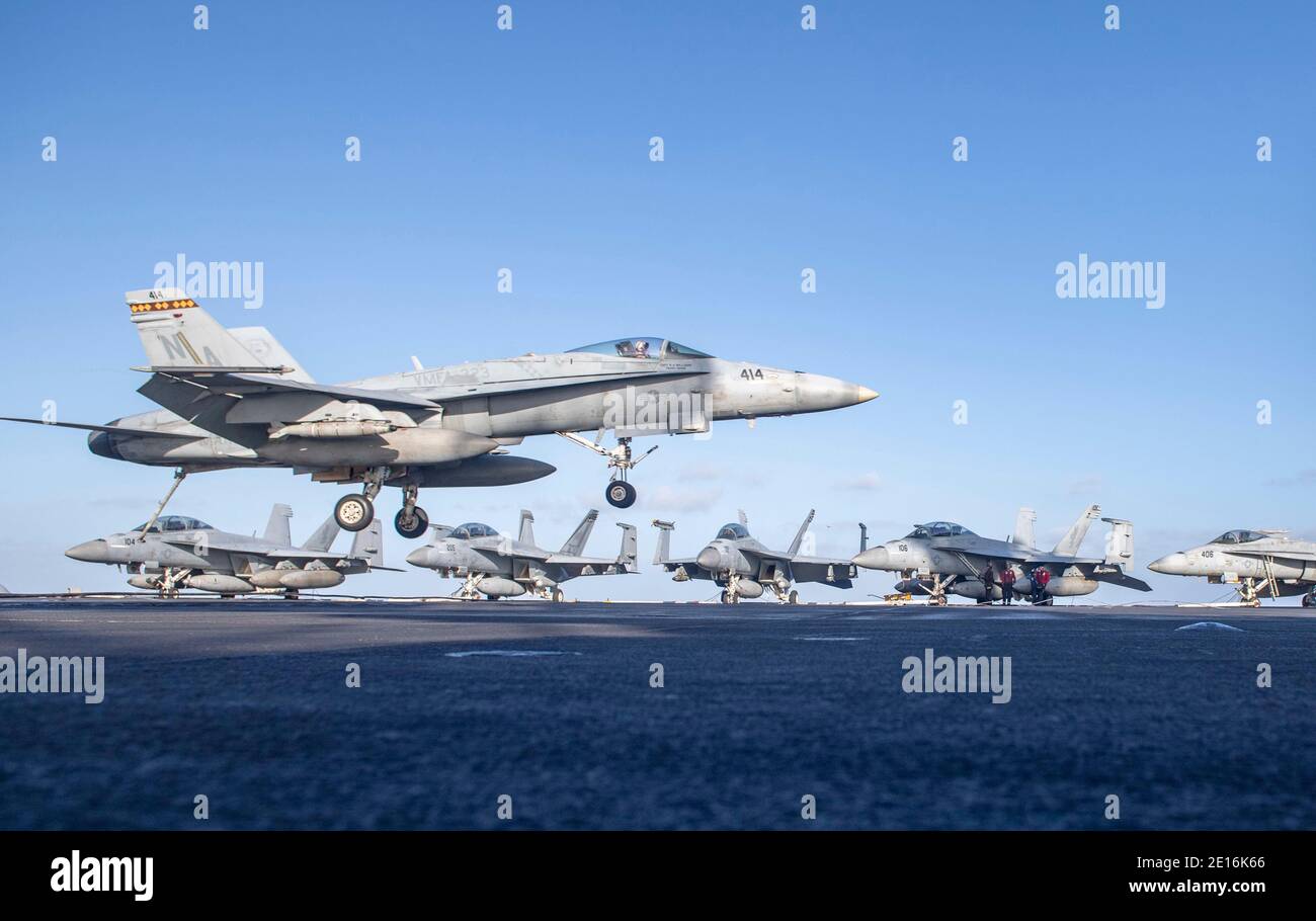 Oceano Indiano, Stati Uniti. 4 gennaio 2021. Un aereo da combattimento US Navy F/A-18C Hornet, del Death Rattlers of Marine Fighter Attack Squadron 323, effettua un atterraggio arrestato, si avvicina a atterrare sul ponte di volo della portaerei di classe Nimitz USS Nimitz 1 gennaio 2021 nell'Oceano Indiano. Il Nimitz doveva tornare al porto di casa, ma è stato mantenuto in posizione vicino all'Iran a causa delle crescenti tensioni. Credit: Planetpix/Alamy Live News Foto Stock