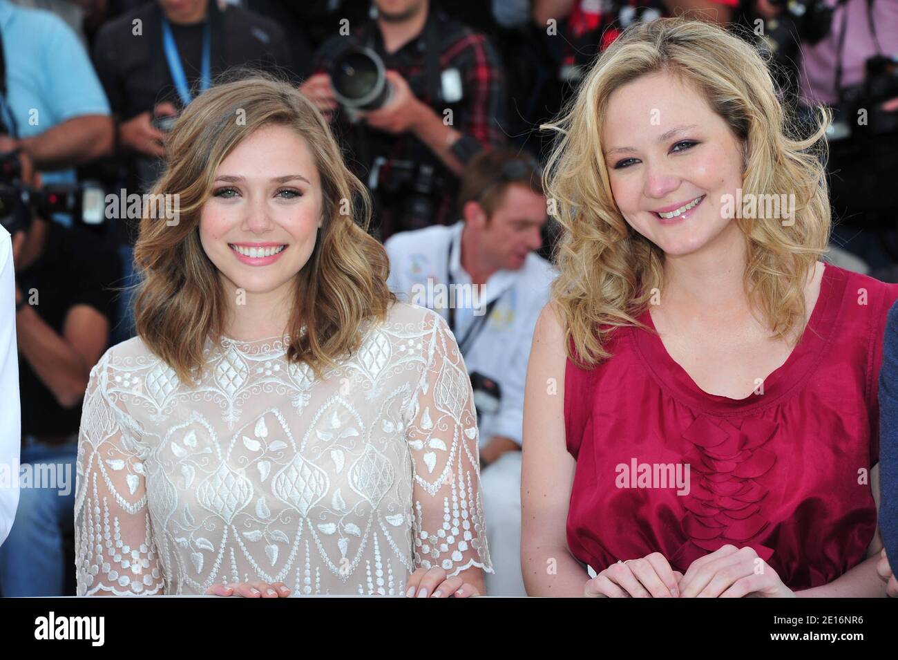 Elizabeth Olsen e Louisa Krause in una fotocellula per il film 'Martha Marcy May Marlene' presentato nella sezione un certo Regard come parte del 64° Festival Internazionale del Cinema di Cannes, al Palais des Festivals a Cannes, Francia meridionale, il 15 maggio 2011. Foto di Hahn-Nebinger-Genin/ABACAPRESS.COM Foto Stock