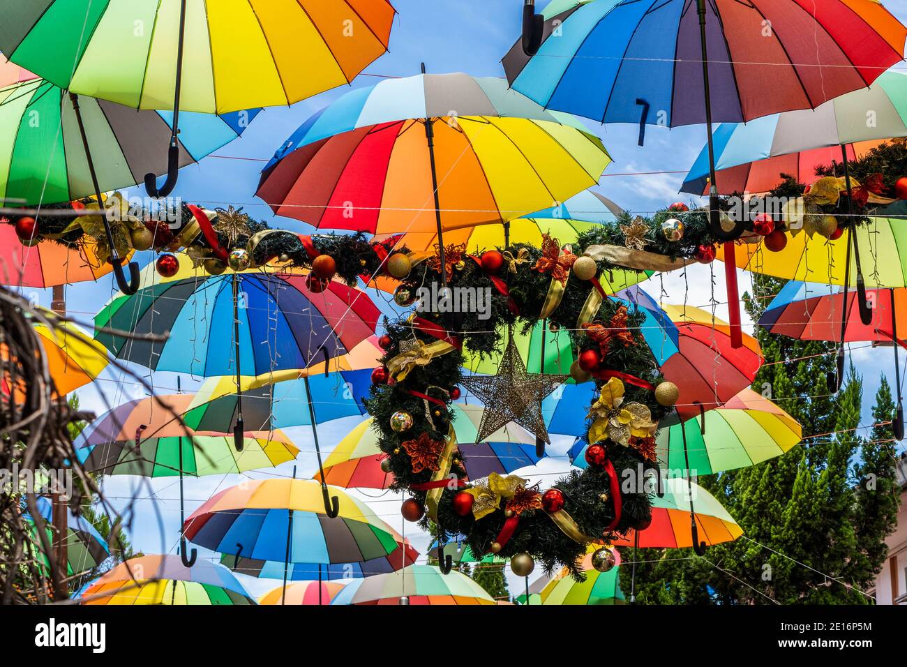 Ombrelloni sospesi su una strada in piccola Finlandia a Penedo, RJ Foto  stock - Alamy