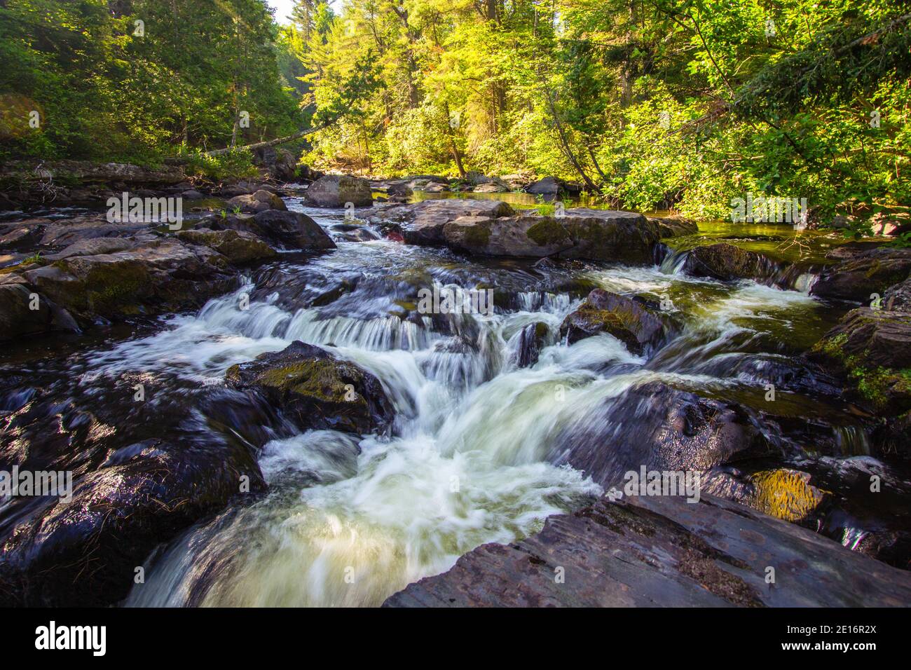 Michigan Upper Peninsula Waterfall Landscape. Silver Falls è una delle numerose cascate situate nella foresta della contea di Baraga, Michigan. Foto Stock