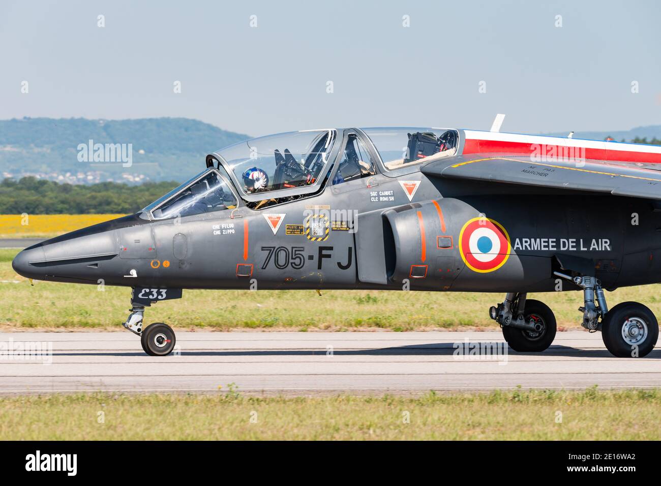 Un trainer Alpha Jet Dassault/Dornier dell'Aeronautica Francese durante un'esibata aerea. Foto Stock