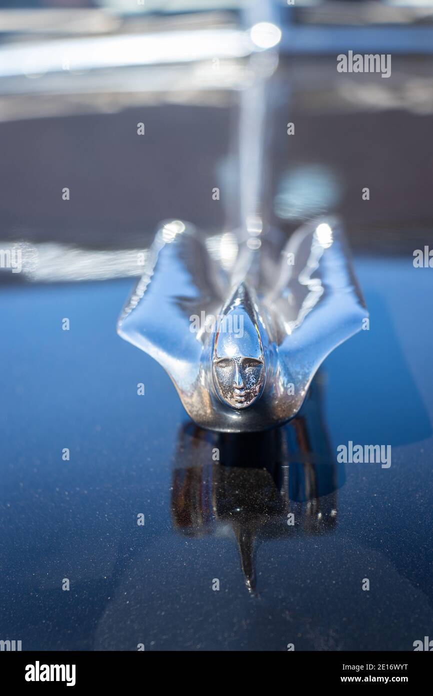 Primo piano dell'ornamento cromato del cofano Cadillac sotto forma di figur alato Foto Stock