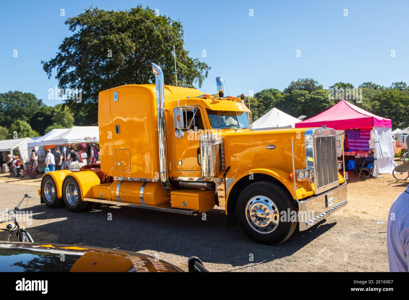 Il grande camion giallo al salone di auto d'epoca americano, Foto Stock