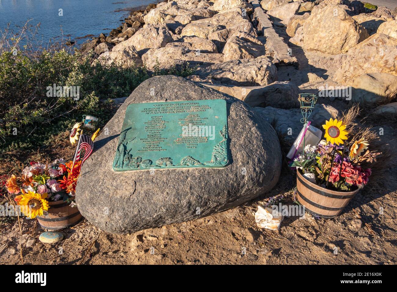 USA, California, Santa Barbara - 18 dicembre 2020: Green Metal MV Conception fuoco e affondamento disastro Memorial è verde metallo con il nome di vic Foto Stock